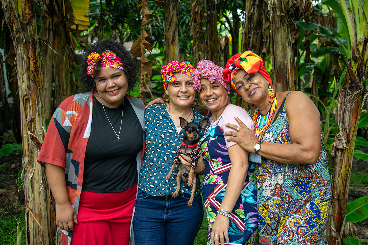 Cuatro Agentes Voluntarias de Escucha del Centro Integral de Escucha posan juntas en Urabá