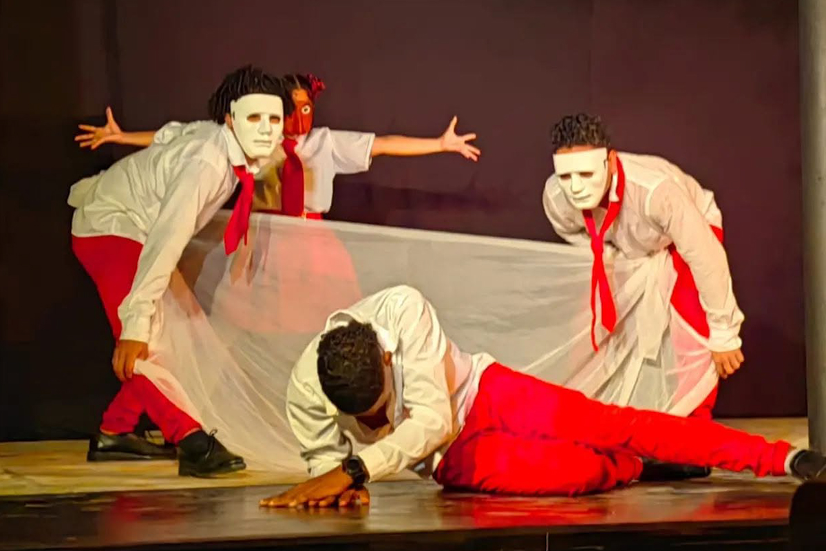 Jóvenes durante una presentación de Teatro Opción de Vida en El Totumo, Necoclí